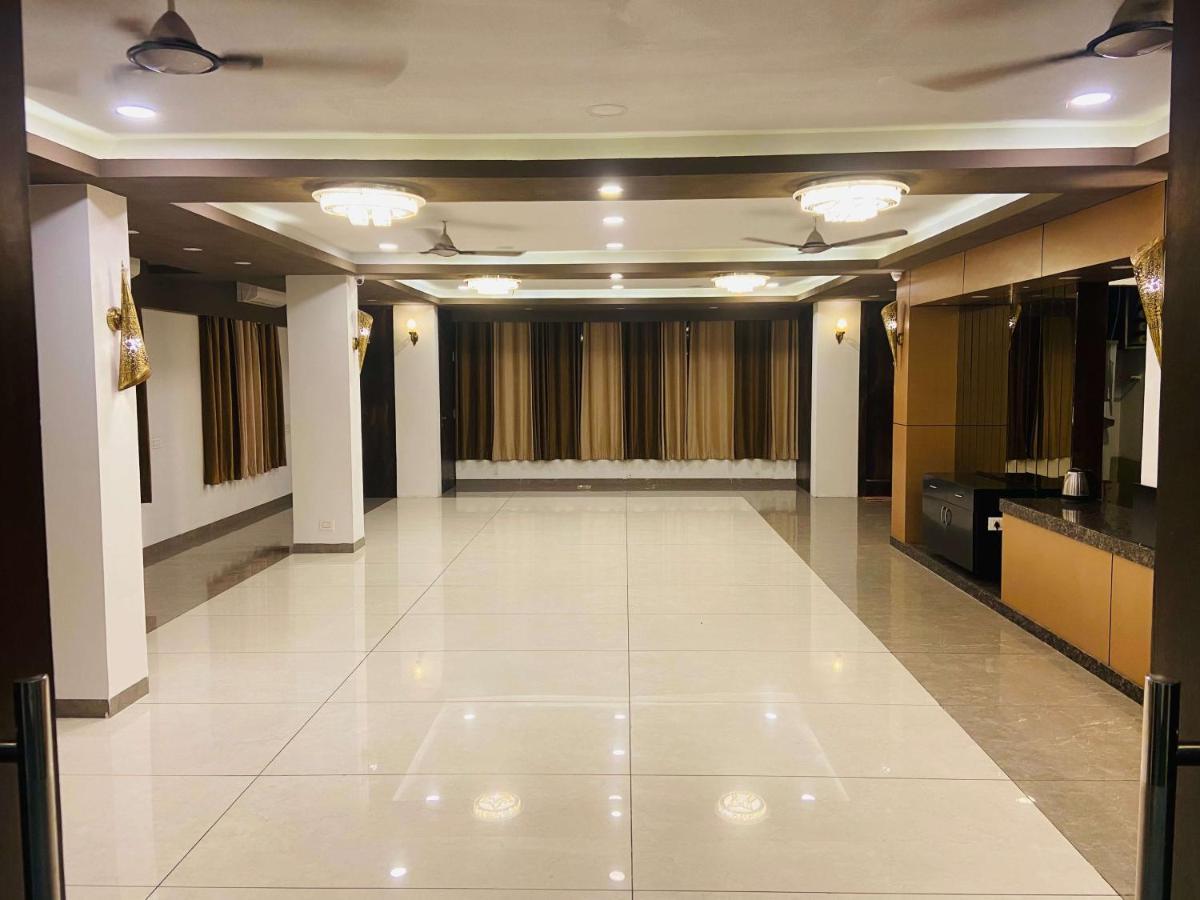 Hotel Signature Planet Indore Exterior photo