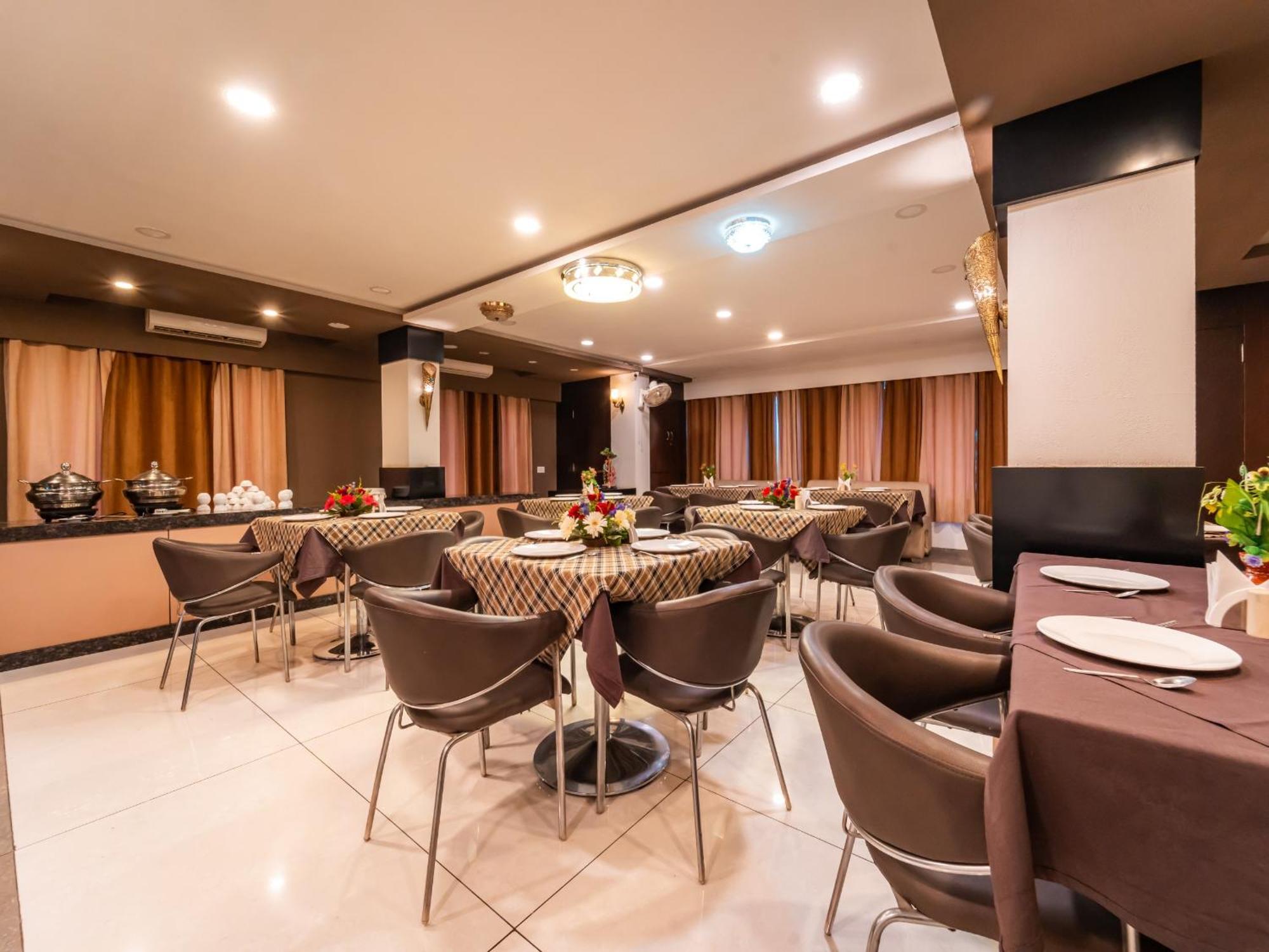 Hotel Signature Planet Indore Exterior photo