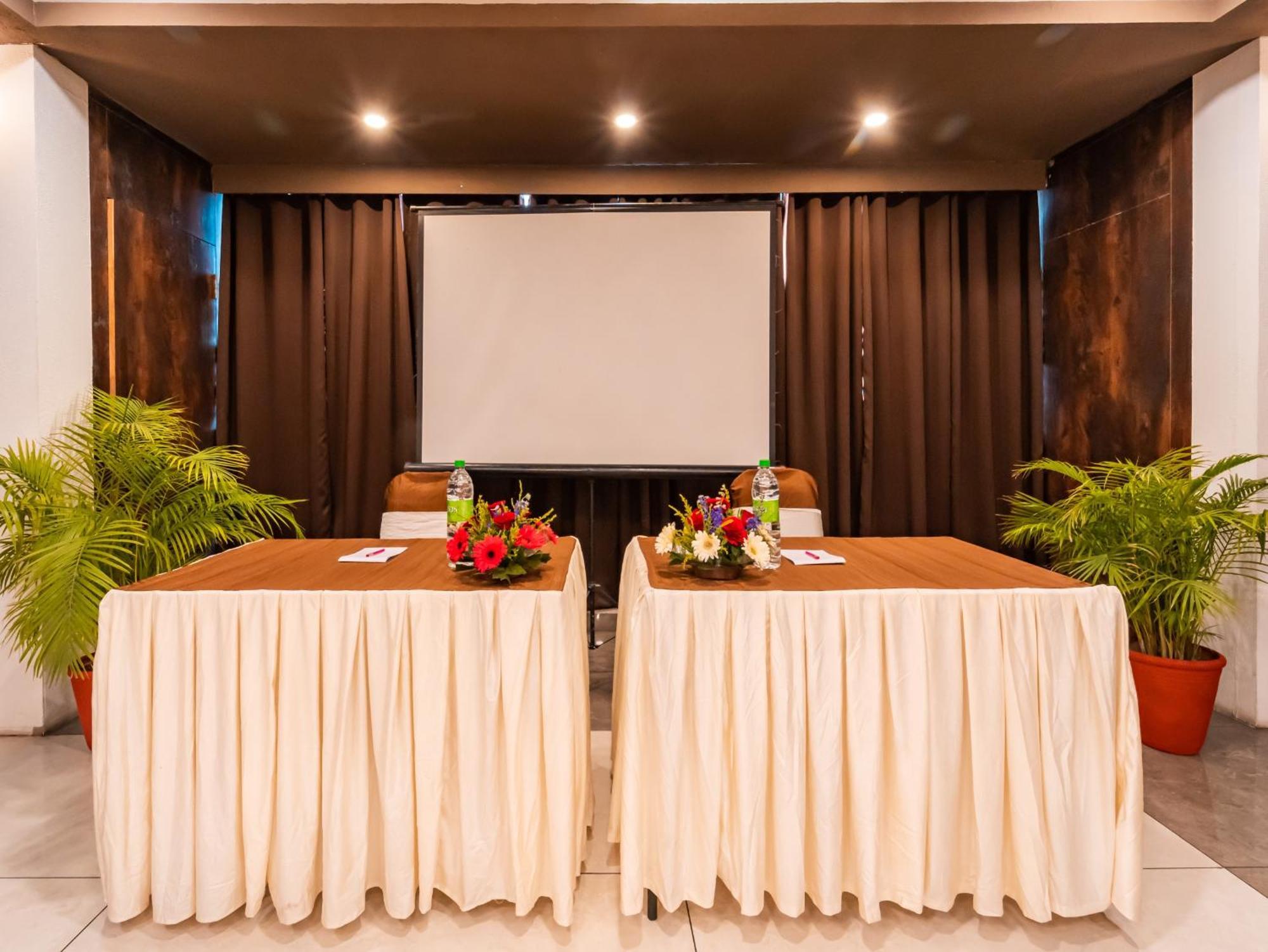 Hotel Signature Planet Indore Exterior photo
